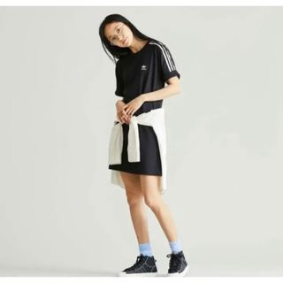 アディダス(adidas)の新品未使用タグ付　adidas ワンピース　スポーティ　ライン　Tシャツ(ひざ丈ワンピース)