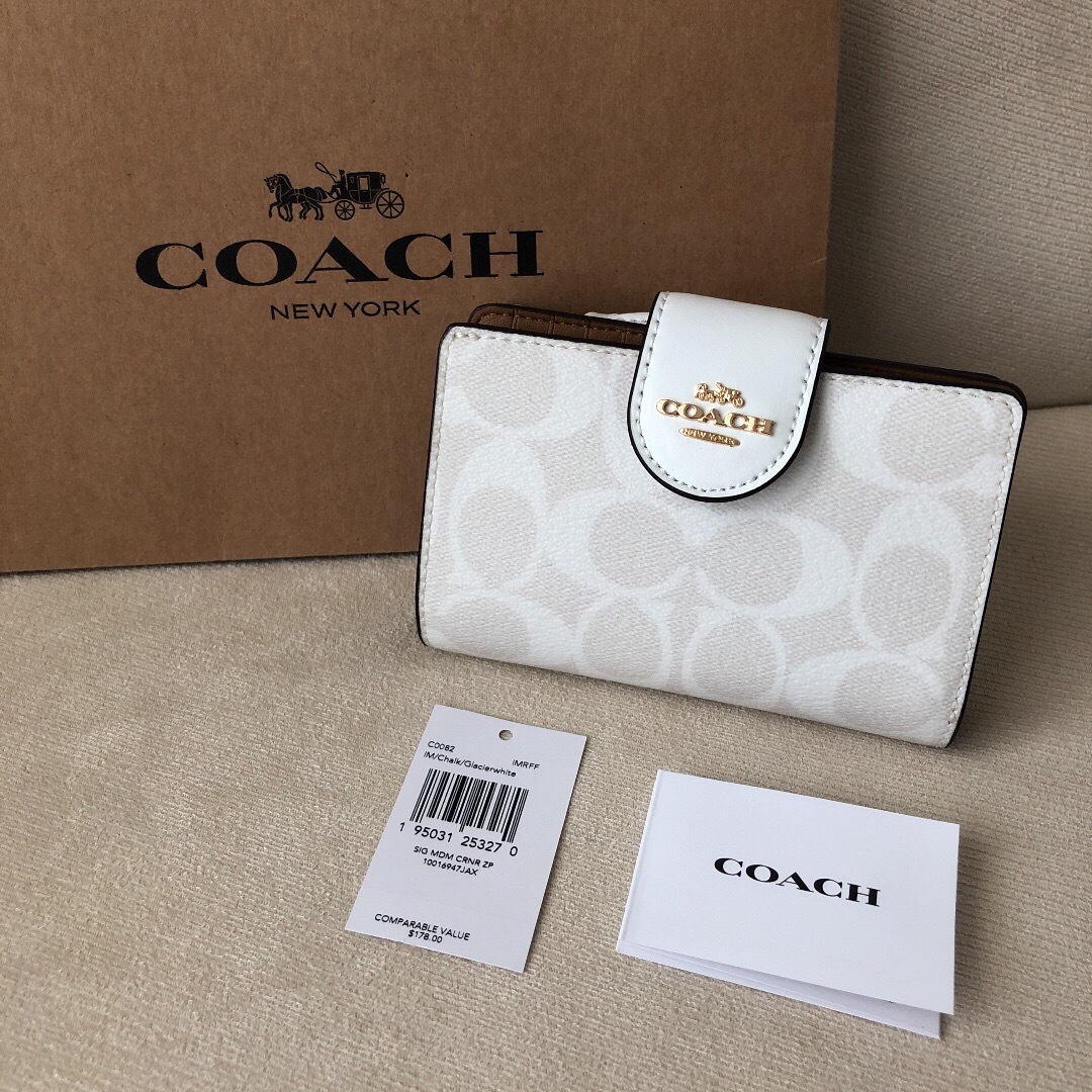 レザーサイズ新品 COACH コーチ 二つ折り財布 チョーク グレイシャーホワイト