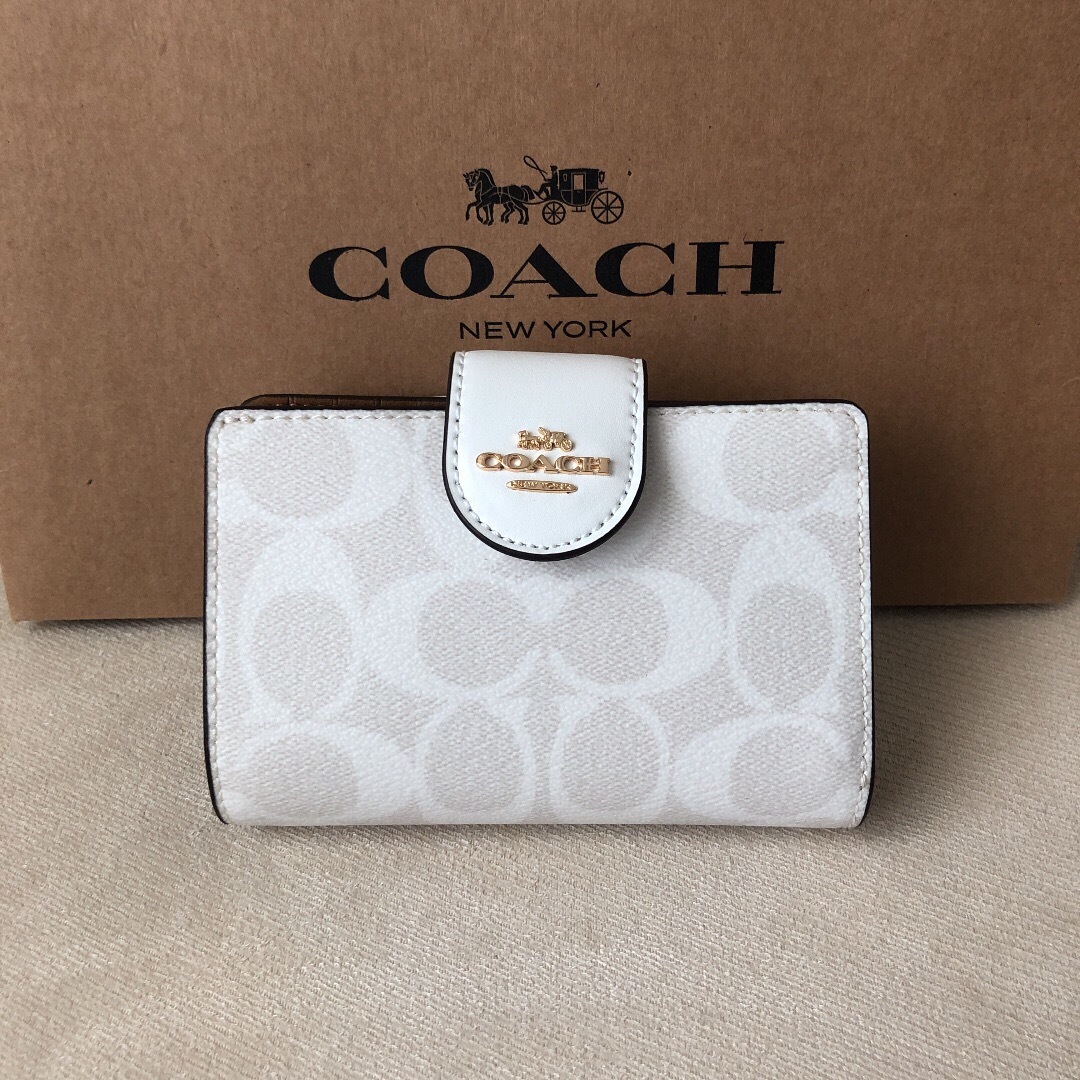 新品 COACH コーチ 二つ折り財布 チョーク グレイシャーホワイト