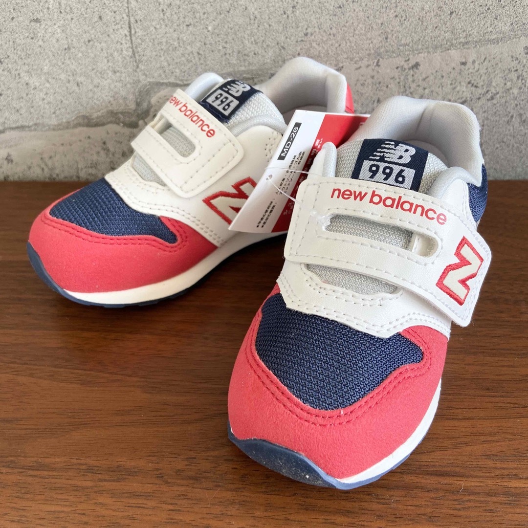 New Balance(ニューバランス)の【新品】15センチ ホワイト×レッド ニューバランス スニーカー キッズ キッズ/ベビー/マタニティのキッズ靴/シューズ(15cm~)(スニーカー)の商品写真