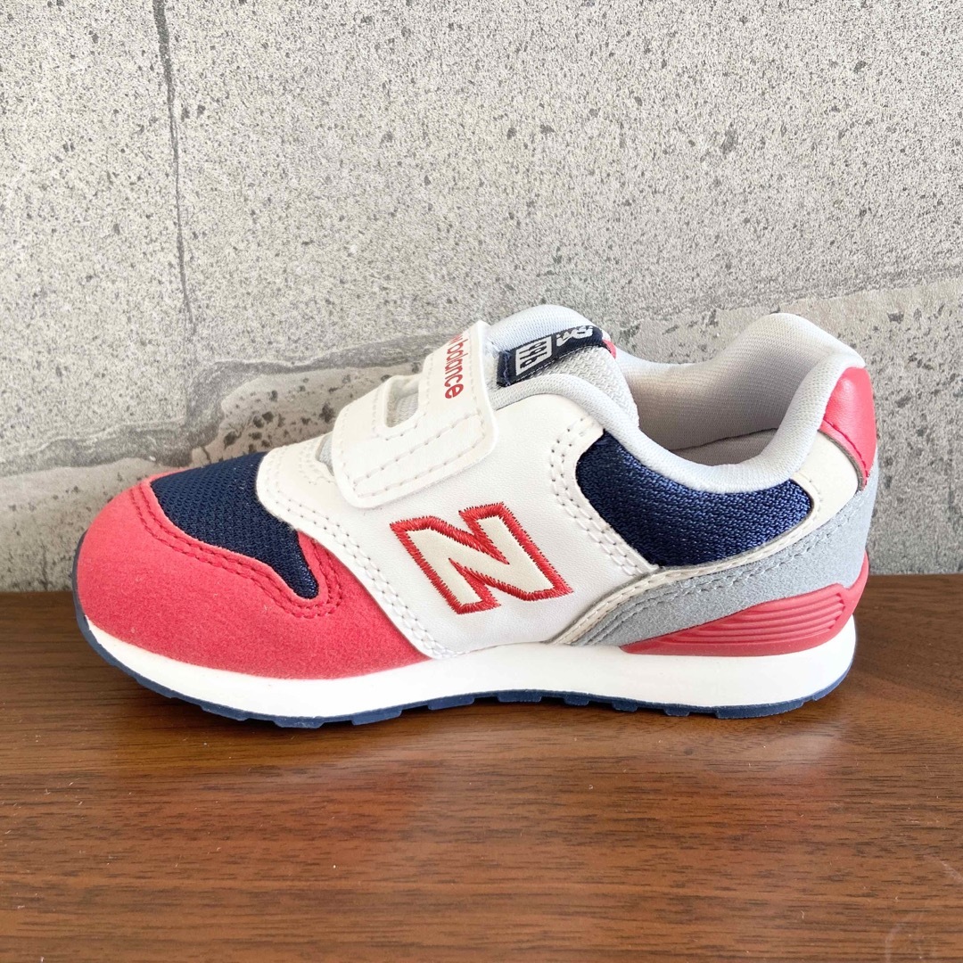 New Balance(ニューバランス)の【新品】15センチ ホワイト×レッド ニューバランス スニーカー キッズ キッズ/ベビー/マタニティのキッズ靴/シューズ(15cm~)(スニーカー)の商品写真