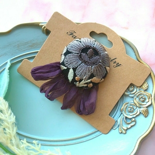 紫の花模様のインド刺繍くるみボタンのフリンジ付きポニーフック(ヘアアクセサリー)