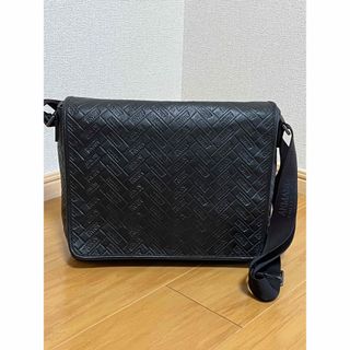 アルマーニ(Armani)のアルマーニ コレッツェオーニ ロゴ型押し メンズ レザーショルダーバッグ 黒(ショルダーバッグ)