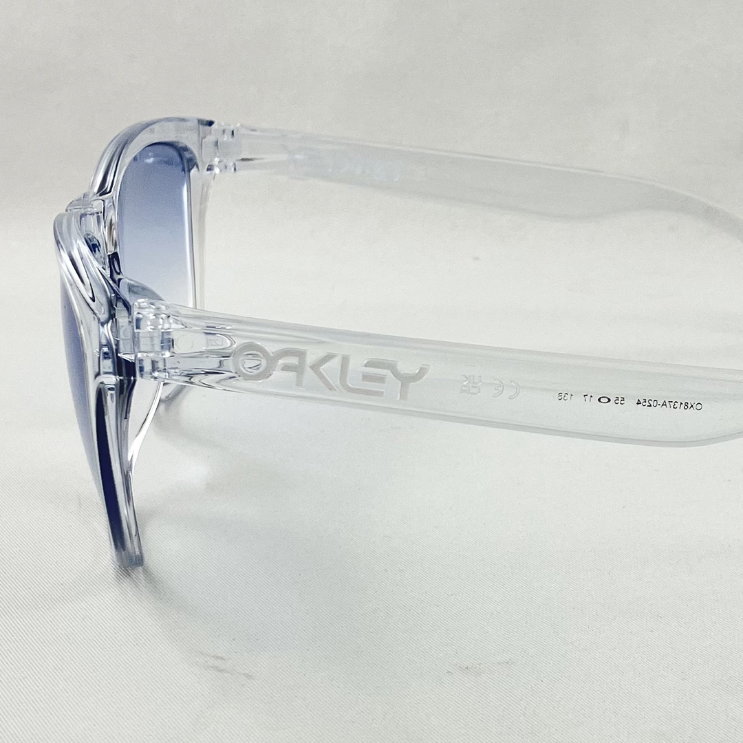 Oakley(オークリー)のオークリーox8137-02ブルーグラデーションサングラスFrogskins メンズのファッション小物(サングラス/メガネ)の商品写真