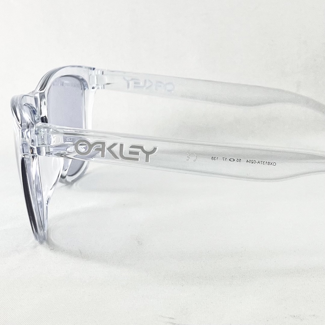 Oakley(オークリー)のオークリーox8137-02ライトブルーグレーサングラスFrogskins メンズのファッション小物(サングラス/メガネ)の商品写真