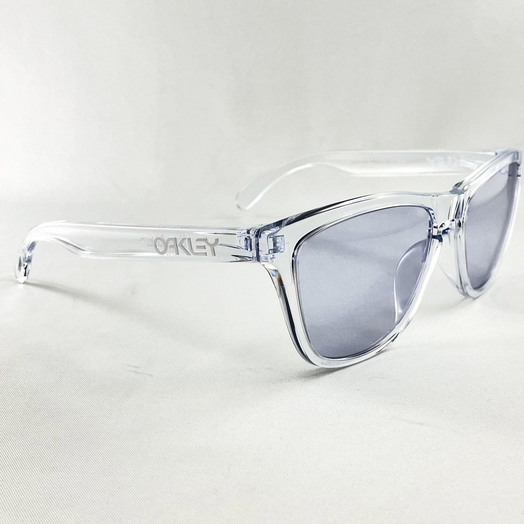 Oakley(オークリー)のオークリーox8137-02ライトブルーグレーサングラスFrogskins メンズのファッション小物(サングラス/メガネ)の商品写真