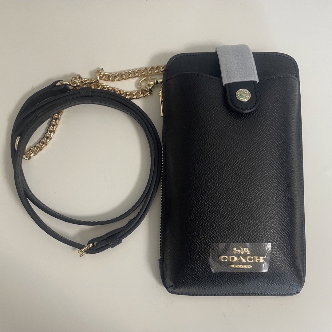 COACH(コーチ)の【新品・未使用】COACH スマホショルダー ブラック　シグネチャー スマホ/家電/カメラのスマホアクセサリー(その他)の商品写真