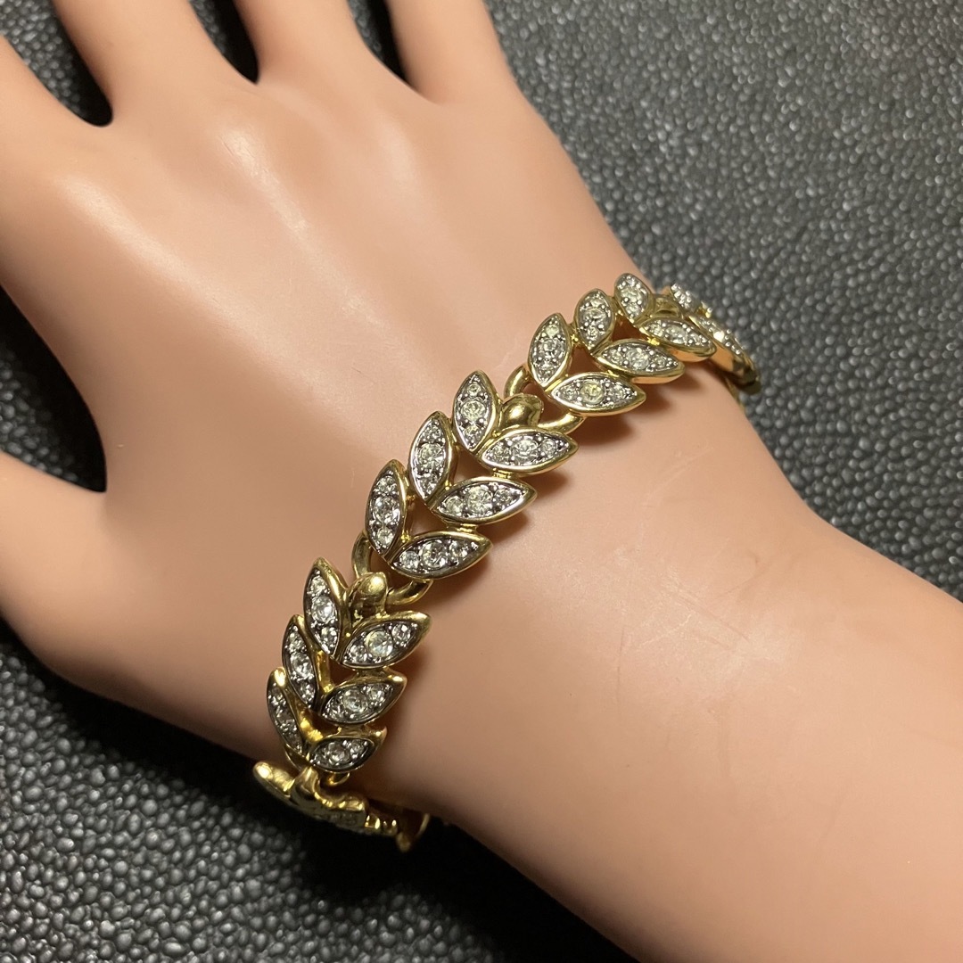 SWAROVSKI(スワロフスキー)の美品 SWAROVSKI スワロフスキー パヴェ ブレスレット ゴールドカラー レディースのアクセサリー(ブレスレット/バングル)の商品写真