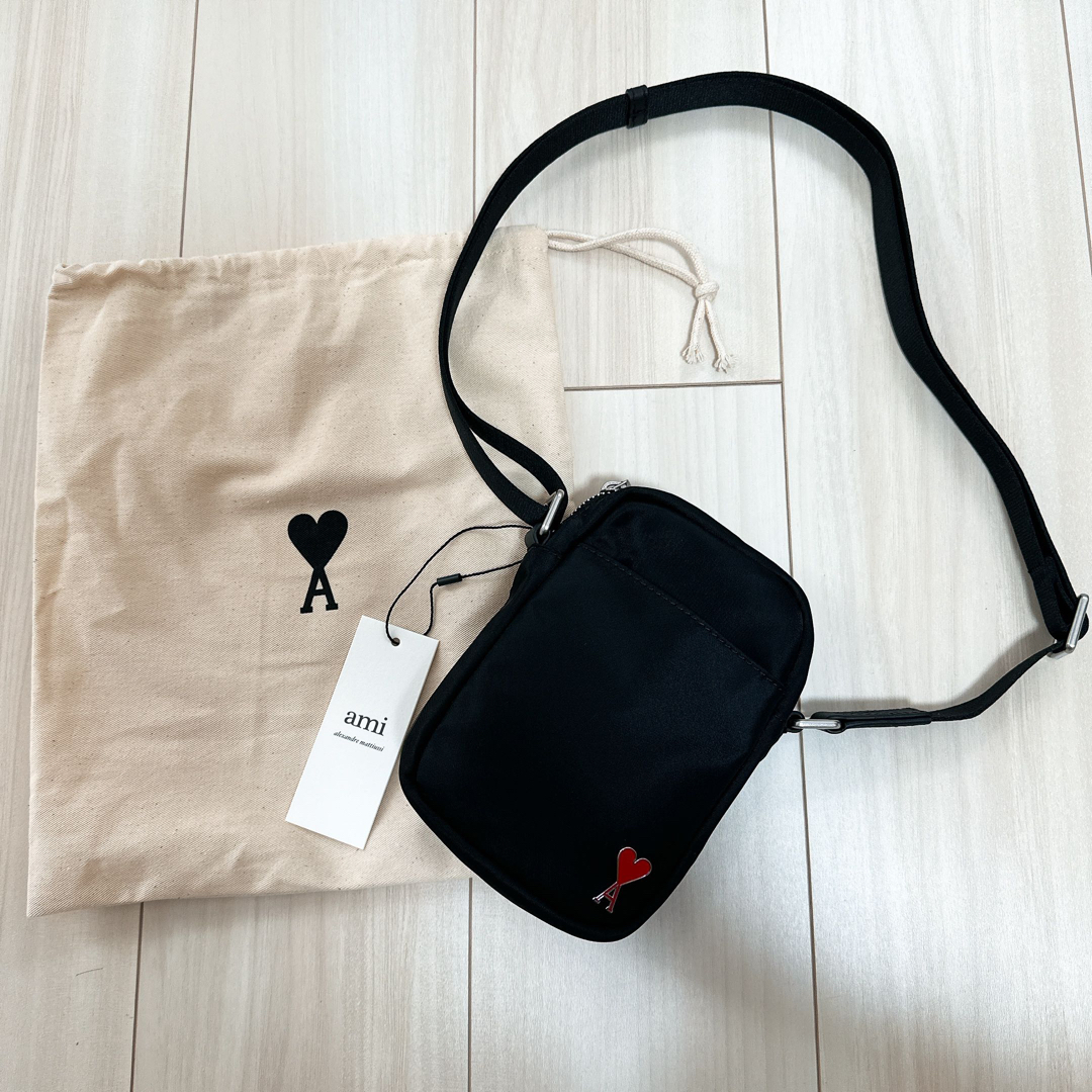 ami(アミ)のAMI PARIS アミパリス ロゴ ハート スマホ ショルダーバッグ メンズのバッグ(ショルダーバッグ)の商品写真