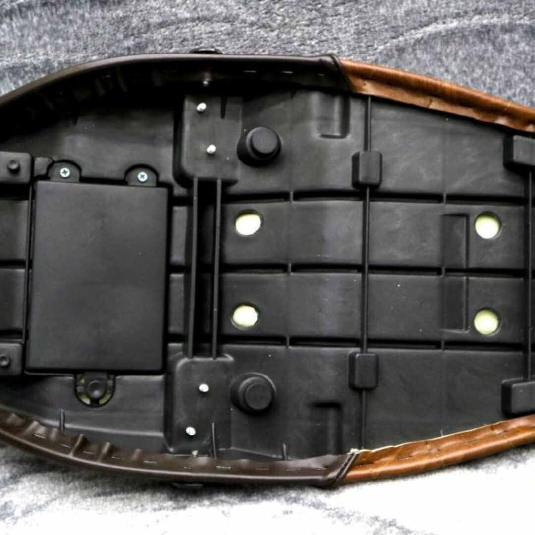 ゼファー400 後期 茶 ツートン タックロール シート / あんこ抜き ゼファー400 後期 茶 ツートン タックロール シート / あんこ抜き