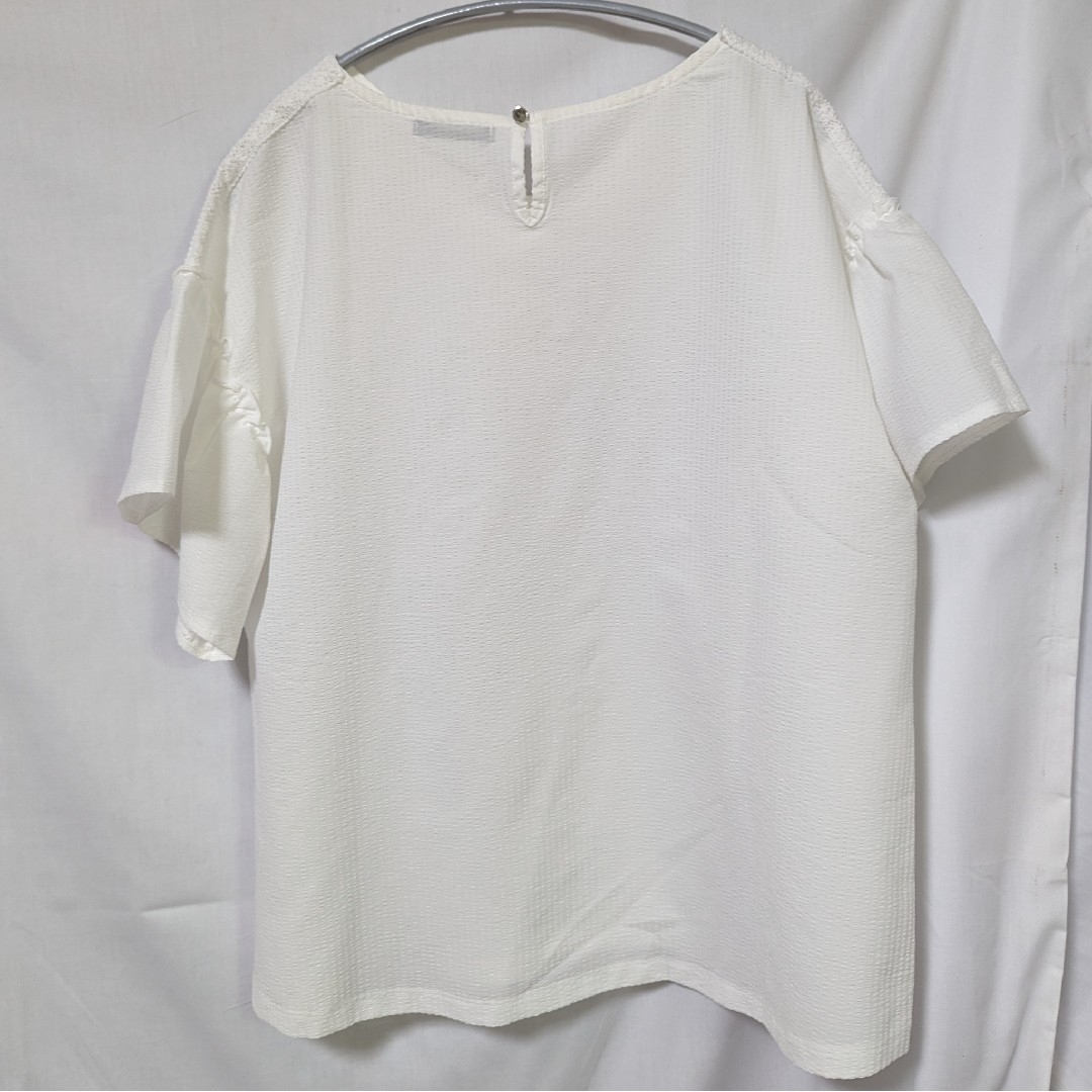 しまむら(シマムラ)の新品 未使用 しまむら MUMU 肩レース フリル袖シャツ 半袖 LL 白 レディースのトップス(カットソー(半袖/袖なし))の商品写真