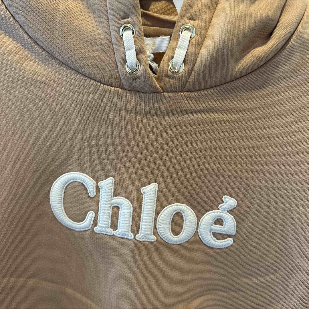 Chloe(クロエ)の【新品】Chloe クロエ パーカー 12Y キャメル フーディ ロゴ刺繍付き レディースのトップス(パーカー)の商品写真