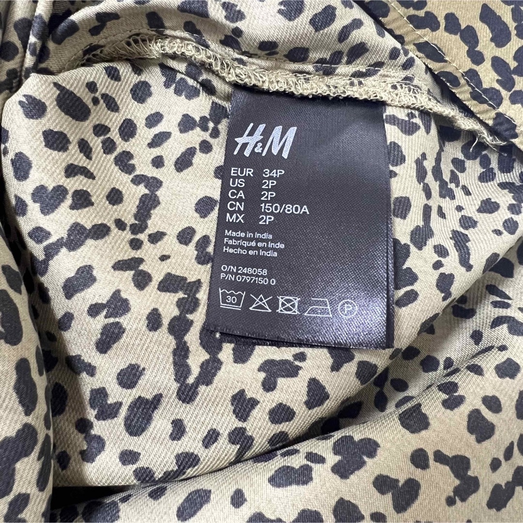 H&M(エイチアンドエム)のH&M ♡ フリルカラーワイドブラウス カーキ×レオパード レディースのトップス(シャツ/ブラウス(長袖/七分))の商品写真