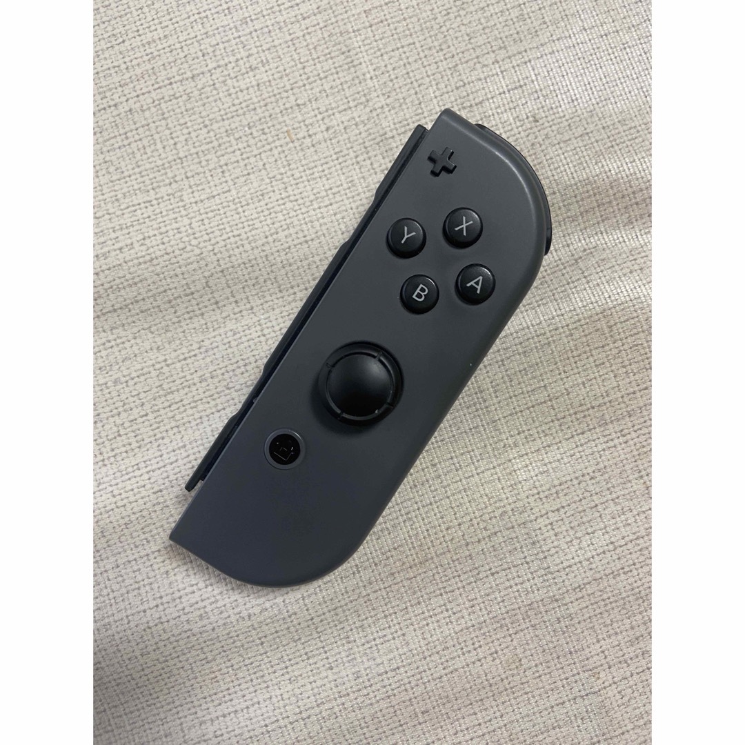 Nintendo Switch(ニンテンドースイッチ)のJoy con 右 (R) グレー　動作確認済 エンタメ/ホビーのゲームソフト/ゲーム機本体(その他)の商品写真