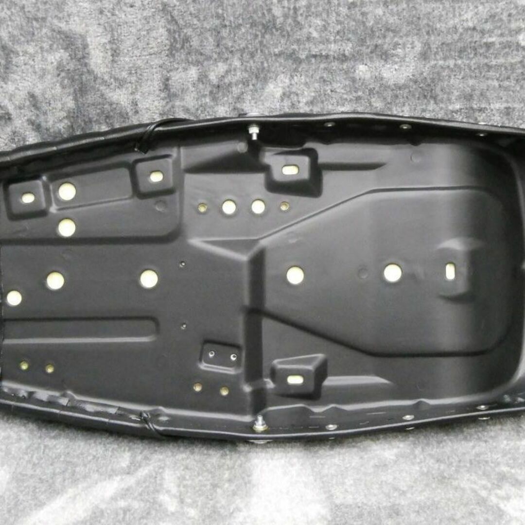 Z650 黒皮 鋲打ち タックロールシート/ザッパーKZ650あんこ抜き Z650 黒皮 鋲打ち タックロールシート/ザッパーKZ650あんこ抜き
