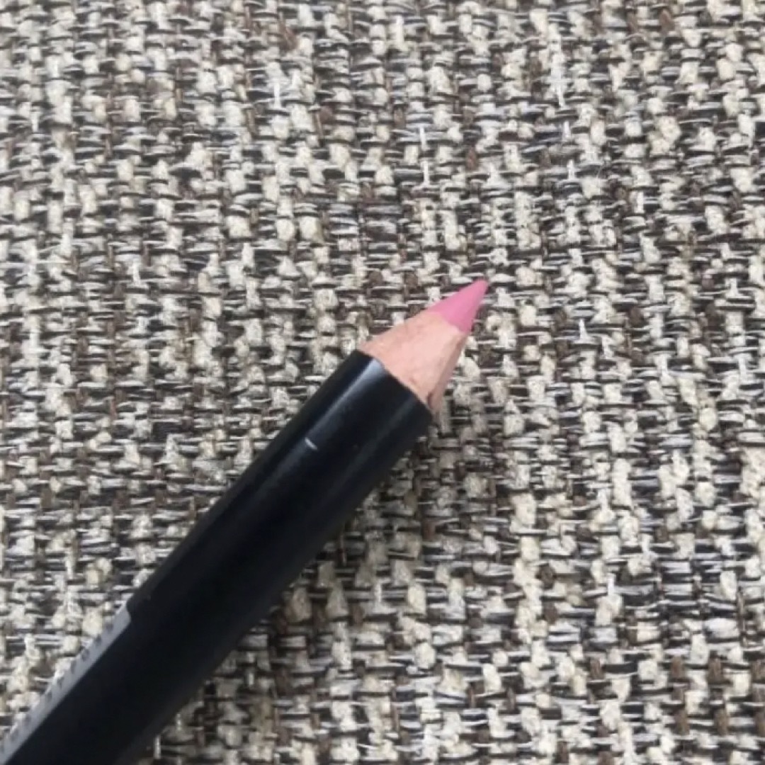 NYX(エヌワイエックス)の新品未開封★NYX リップペンシル　Rose★ピンクリップライナー コスメ/美容のベースメイク/化粧品(リップライナー)の商品写真