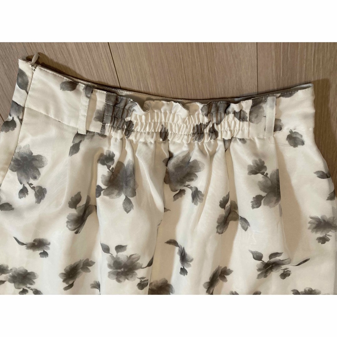 HONEYS(ハニーズ)のホワイト グレー花柄スカート レディースのスカート(ひざ丈スカート)の商品写真