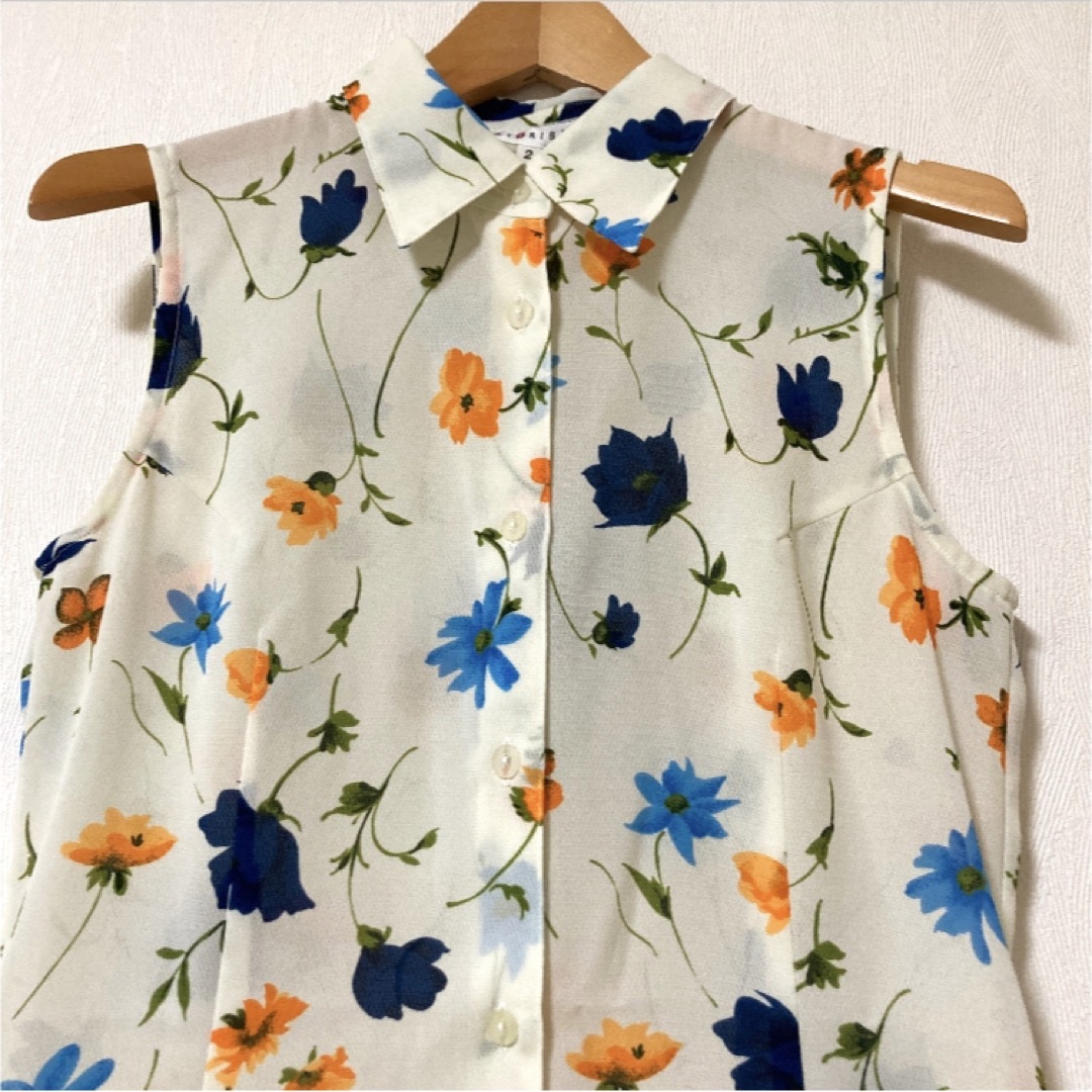 LAUTREAMONT(ロートレアモン)のクラシカルレトロな花柄のレギュラーカラーシャツ　ブラウス　袖なし レディースのトップス(シャツ/ブラウス(半袖/袖なし))の商品写真
