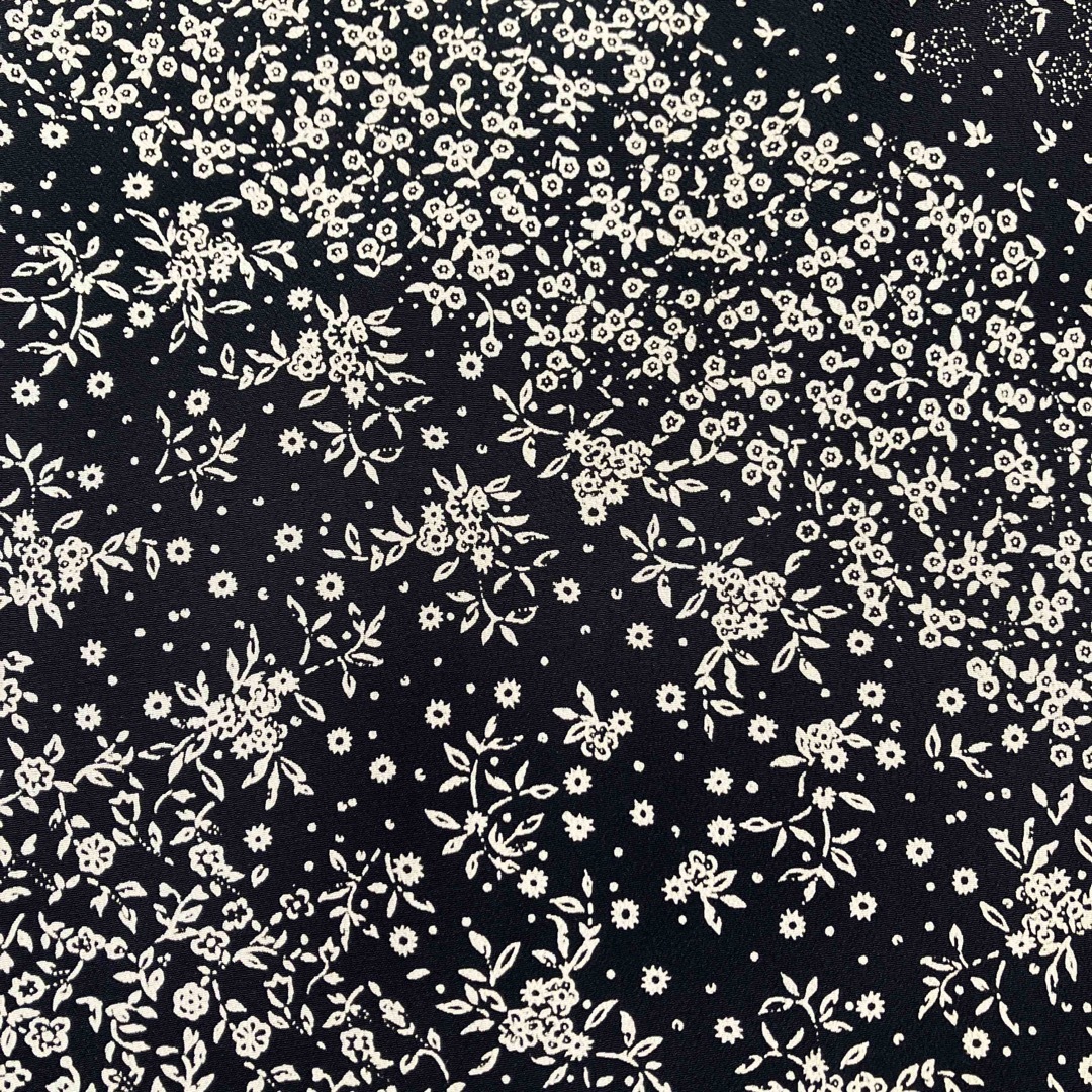 FELISSIMO(フェリシモ)のフェリシモブロッサム　小花柄フラワー　長袖襟付きロングワンピース　黒×ベージュ レディースのワンピース(ロングワンピース/マキシワンピース)の商品写真