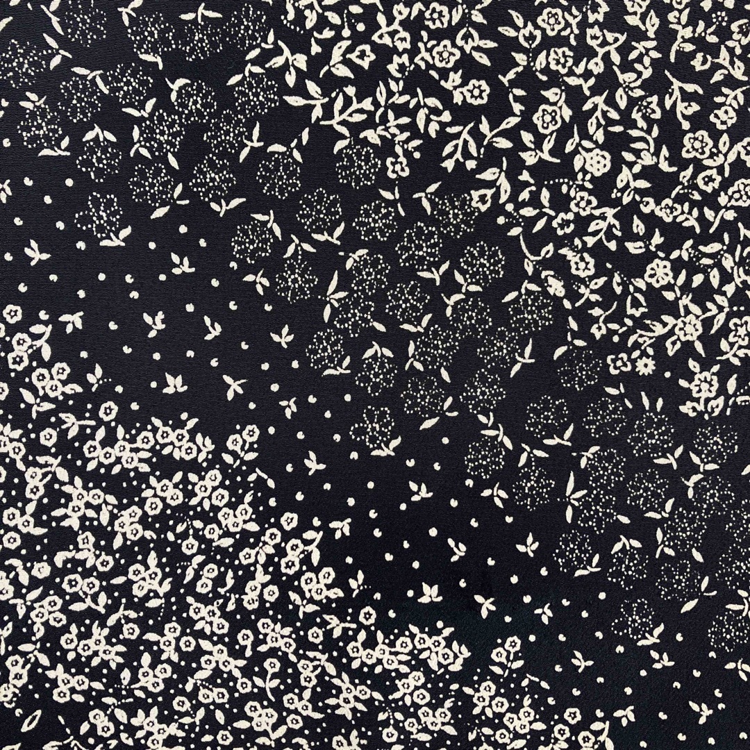 フェリシモブロッサム 小花柄フラワー 長袖襟付きロングワンピース 黒