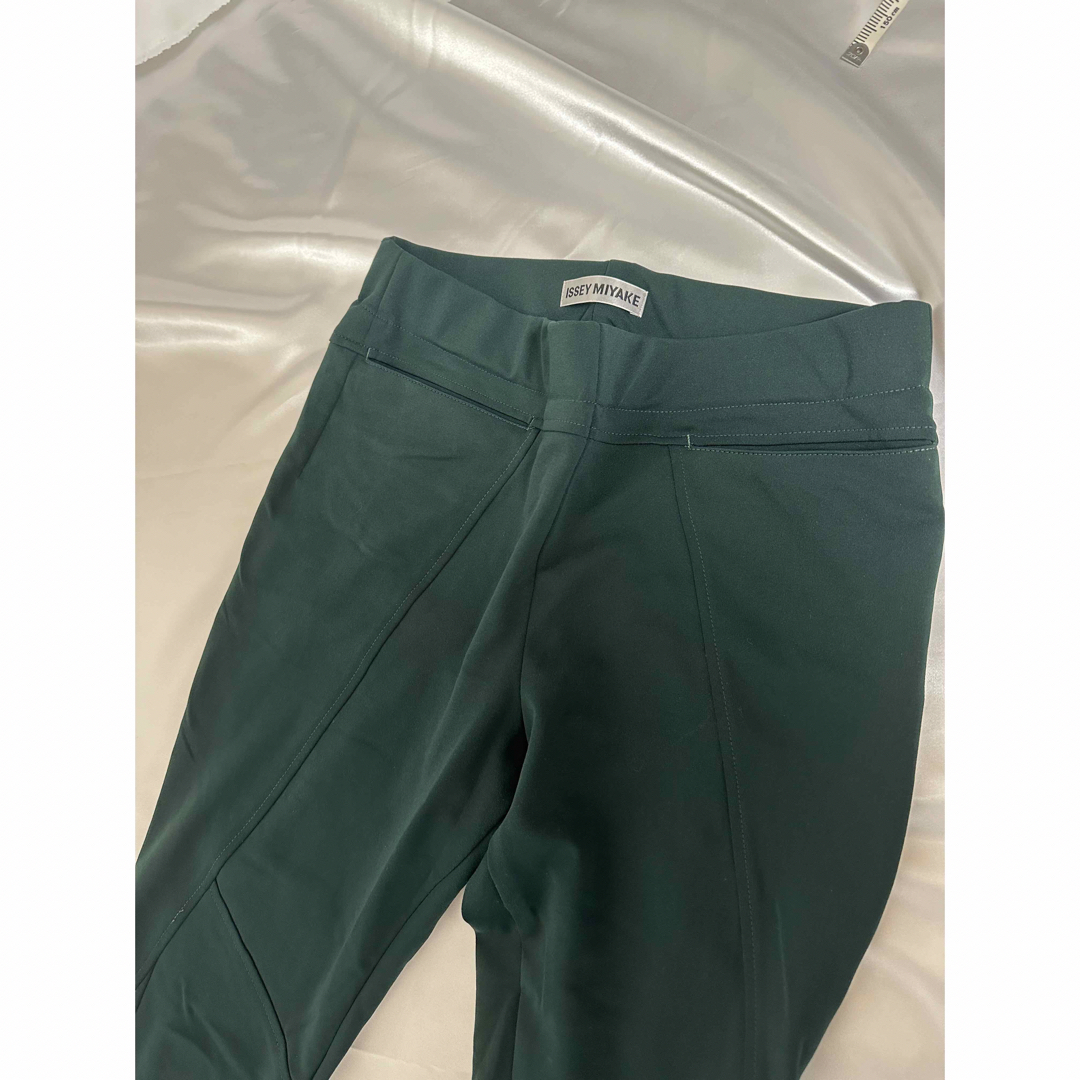 イッセイミヤケ ストレッチパンツ グリーン美品(1361) - カジュアル