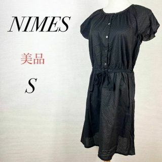 ニーム(NIMES)の美品　フレアスリーブワンピース　膝丈　黒　ドット柄　上品　クルーネック(ひざ丈ワンピース)