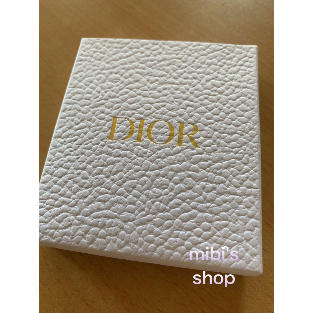 Dior(ディオール)のDIOR🩷ピンバッジ　ノベルティ　非売品 レディースのファッション小物(その他)の商品写真