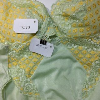 薄緑色に黄色の刺繍入り上下セット下着ブラジャーC70ショーツMサイズ(ブラ&ショーツセット)