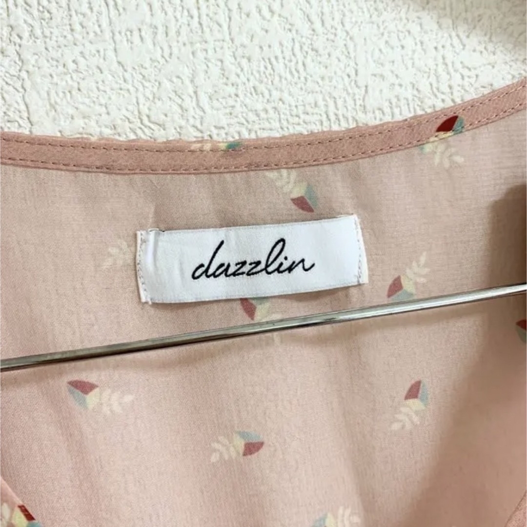 dazzlin(ダズリン)のdazzlin 裾レースロングブラウス レディースのトップス(シャツ/ブラウス(半袖/袖なし))の商品写真