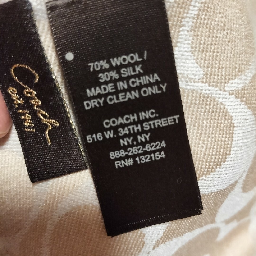 COACH(コーチ)の値下げ　COACH　コーチ　ウールシルク　ストール　新品　ベージュ レディースのファッション小物(マフラー/ショール)の商品写真