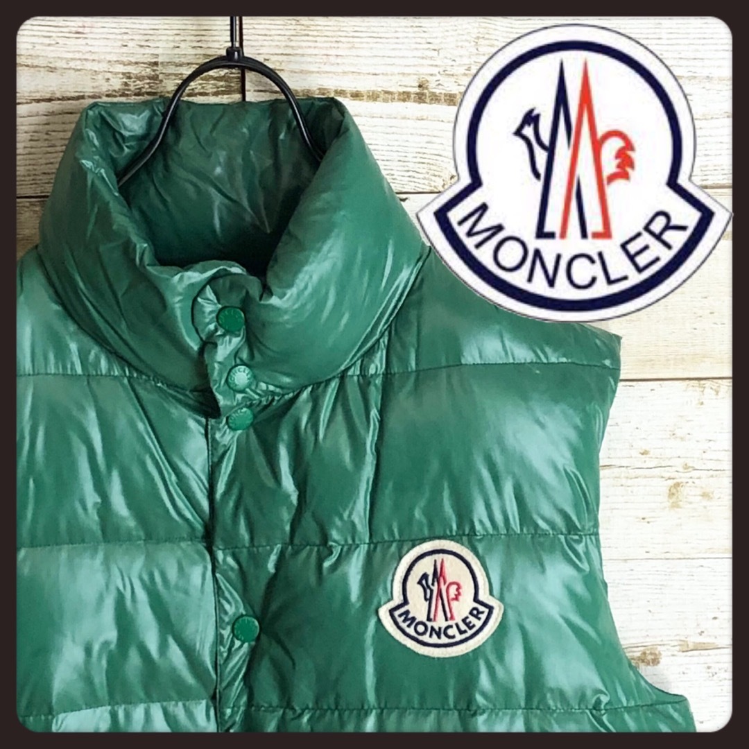 MONCLER(モンクレール)の即完売 MONCLER モンクレール ダウンベスト ビック刺繍 ロゴ付き メンズのジャケット/アウター(ダウンベスト)の商品写真