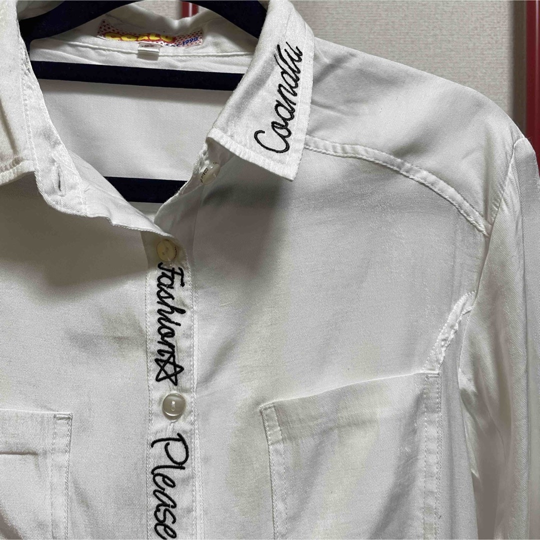 CO&LU(ココルル)の【美品】ココルル Yシャツ ブラウス ロゴ 刺繍 レディースのトップス(シャツ/ブラウス(長袖/七分))の商品写真