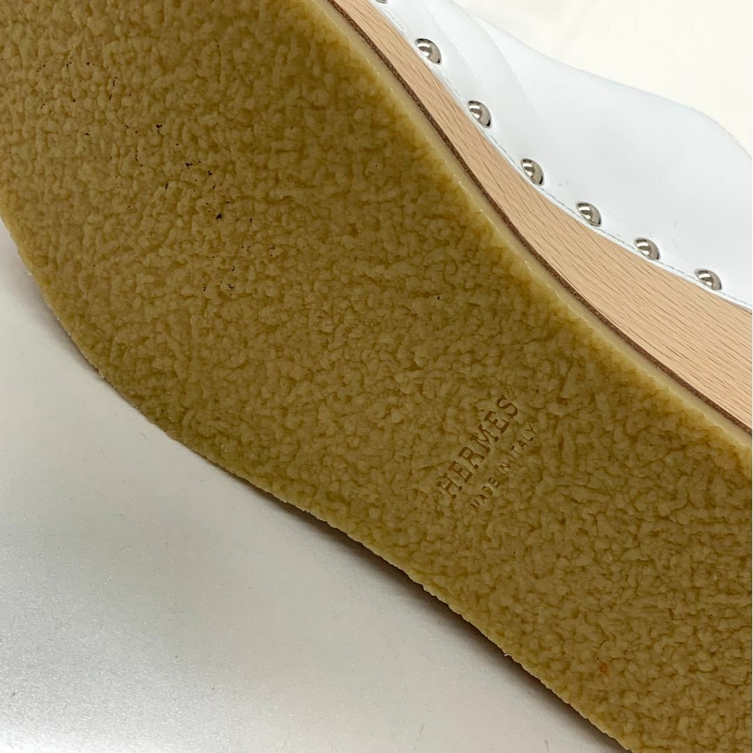 Hermes(エルメス)の7040 未使用 エルメス アース レザー サボ サンダル ミュール ホワイト レディースの靴/シューズ(サンダル)の商品写真