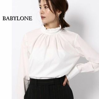 バビロン(BABYLONE)のコーデ次第で可愛くカッコよく♪　バックシャン　フリルブラウス　フリー　ホワイト(シャツ/ブラウス(長袖/七分))