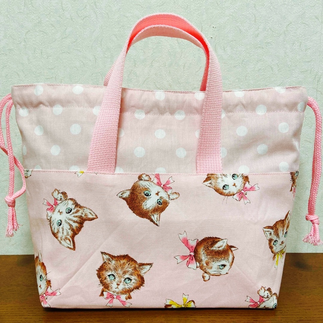 ハンドメイド　保冷保温　お弁当袋　ランチバッグ　巾着袋　ピンク　ねこ　水玉 ハンドメイドのキッズ/ベビー(外出用品)の商品写真