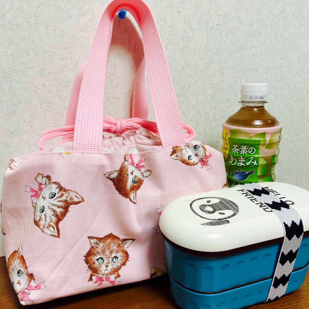 ハンドメイド　保冷保温　お弁当袋　ランチバッグ　巾着袋　ピンク　ねこ　水玉 ハンドメイドのキッズ/ベビー(外出用品)の商品写真