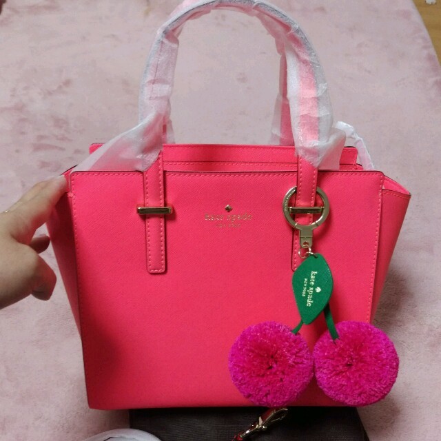 kate spade new york(ケイトスペードニューヨーク)のkunnchann様専用♥新品未使用♥ケイトスペード✨チェリー🍒型キーリング♥ レディースのファッション小物(キーホルダー)の商品写真