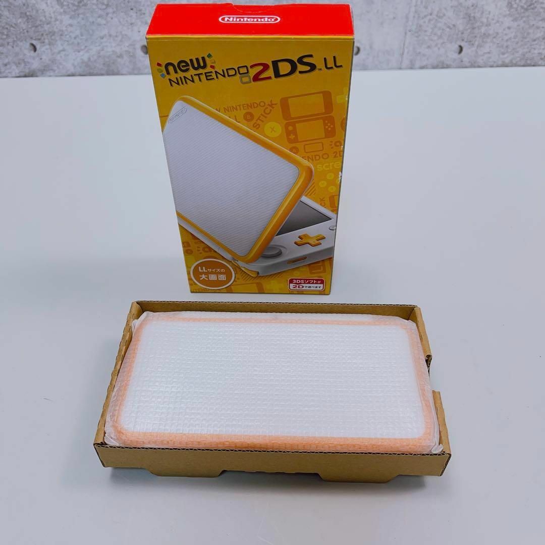 極美品　Newニンテンドー2DS LL ホワイト×オレンジ エンタメ/ホビーのゲームソフト/ゲーム機本体(家庭用ゲーム機本体)の商品写真