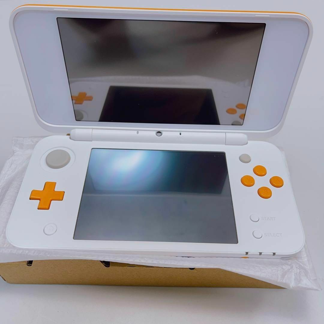 極美品　Newニンテンドー2DS LL ホワイト×オレンジ エンタメ/ホビーのゲームソフト/ゲーム機本体(家庭用ゲーム機本体)の商品写真