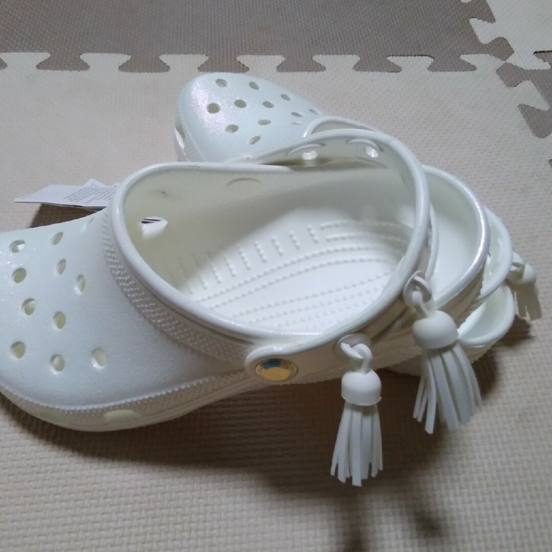 crocs(クロックス)のクロックスクロッグ　ルーミー　シロパールホワイトラメ レディースの靴/シューズ(サンダル)の商品写真