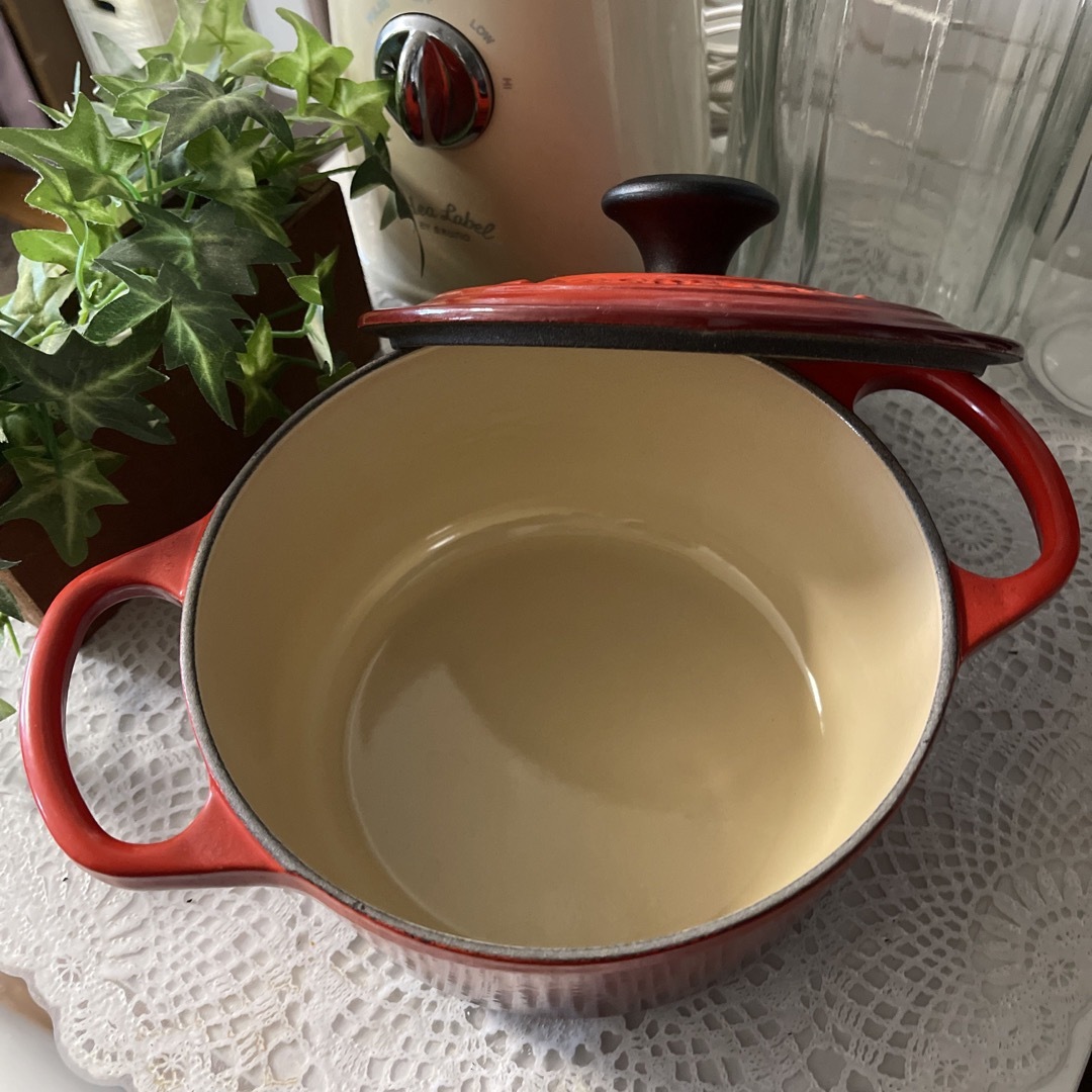 LE CREUSET(ルクルーゼ)のル・クルーゼ　シグニチャーココット.ロンド　チェリーレッド インテリア/住まい/日用品のキッチン/食器(鍋/フライパン)の商品写真