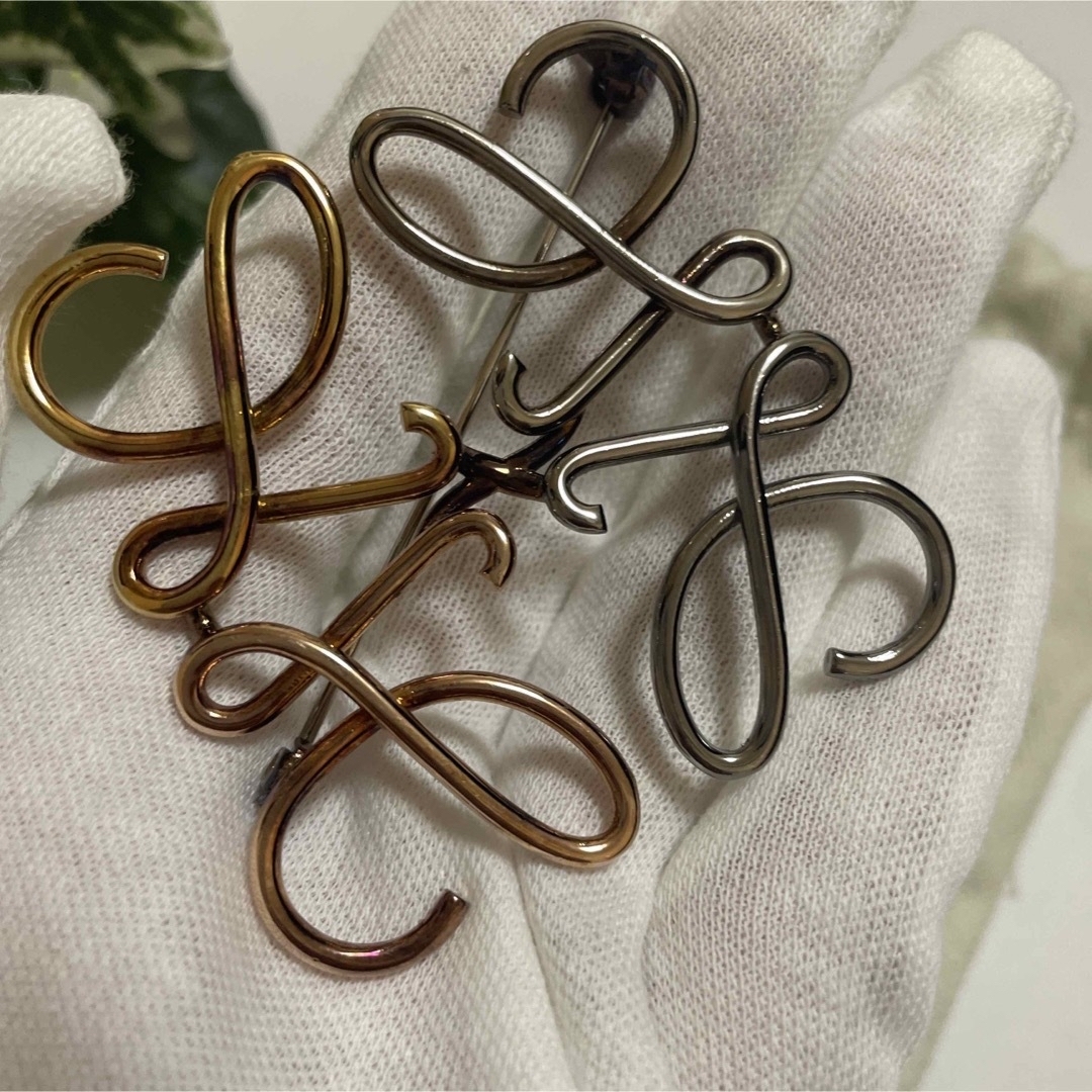 LOEWE ロエベ ブローチ アクセサリー - ブローチ/コサージュ LOEWE ロエベ ブローチ アクセサリー - ブローチ/コサージュ