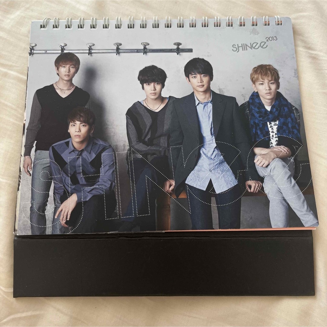 SHINee(シャイニー)のSHINee 2013 卓上カレンダー エンタメ/ホビーのタレントグッズ(アイドルグッズ)の商品写真