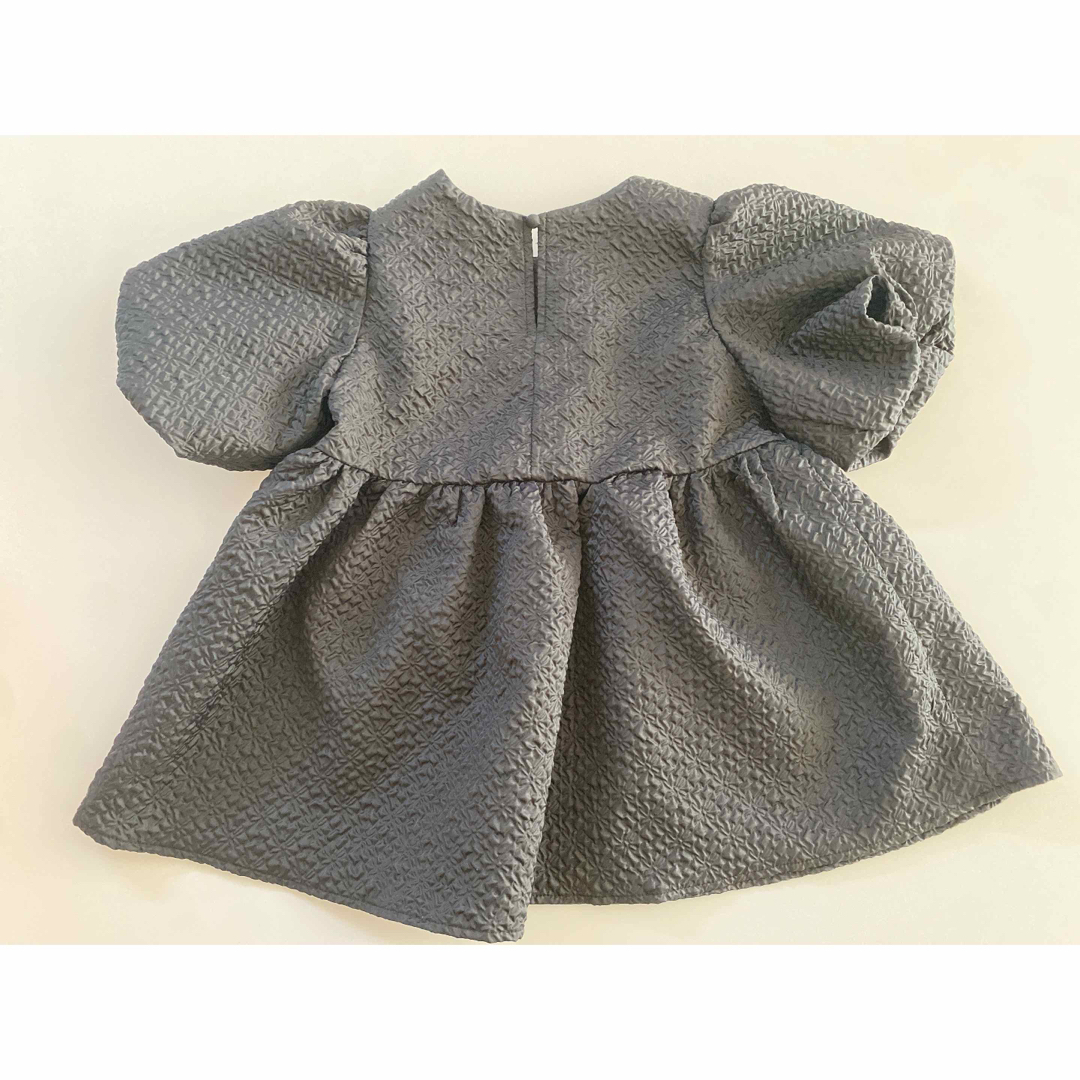 coca(コカ)のcoca コカ キッズ エンボス ボリュームスリーブ キッズ/ベビー/マタニティのキッズ服女の子用(90cm~)(ブラウス)の商品写真