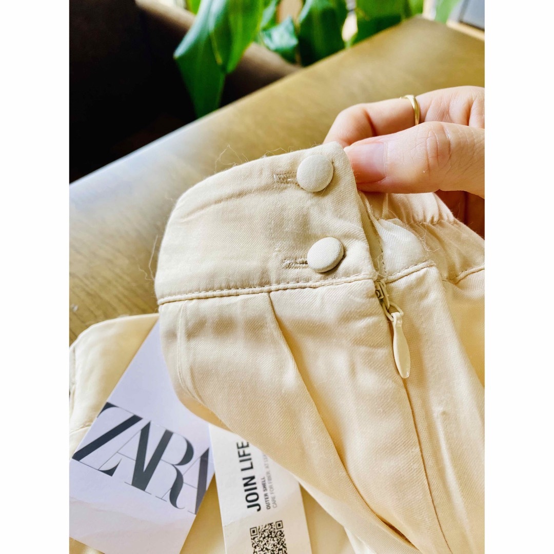 ZARA(ザラ)のお値下げ！新品(試着のみ)【ZARA】サテンジョガーパンツ オフホワイト レディースのパンツ(カジュアルパンツ)の商品写真