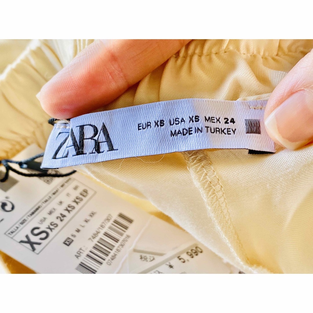 ZARA(ザラ)のお値下げ！新品(試着のみ)【ZARA】サテンジョガーパンツ オフホワイト レディースのパンツ(カジュアルパンツ)の商品写真