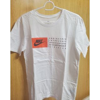 ナイキ(NIKE)のNIKEナイキ　レディースTシャツ　ホワイト　Sサイズ(Tシャツ(半袖/袖なし))