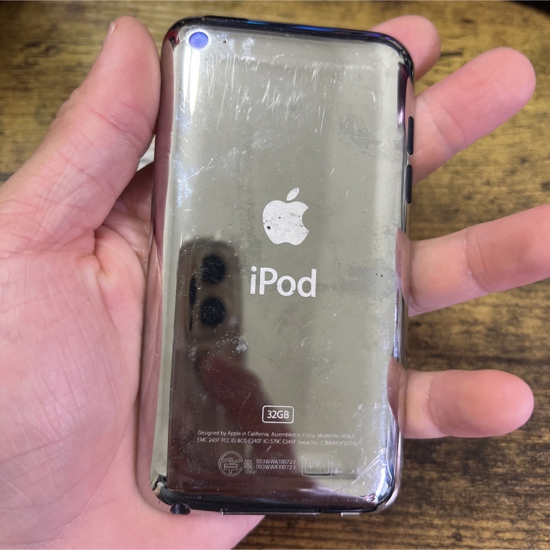 iPod touch(アイポッドタッチ)のApple iPod  touch 第4世代　32GB スマホ/家電/カメラのオーディオ機器(ポータブルプレーヤー)の商品写真