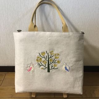 孔雀の住む庭　手刺繍トートバッグ　A4サイズ　カーキ色　ハンドメイド