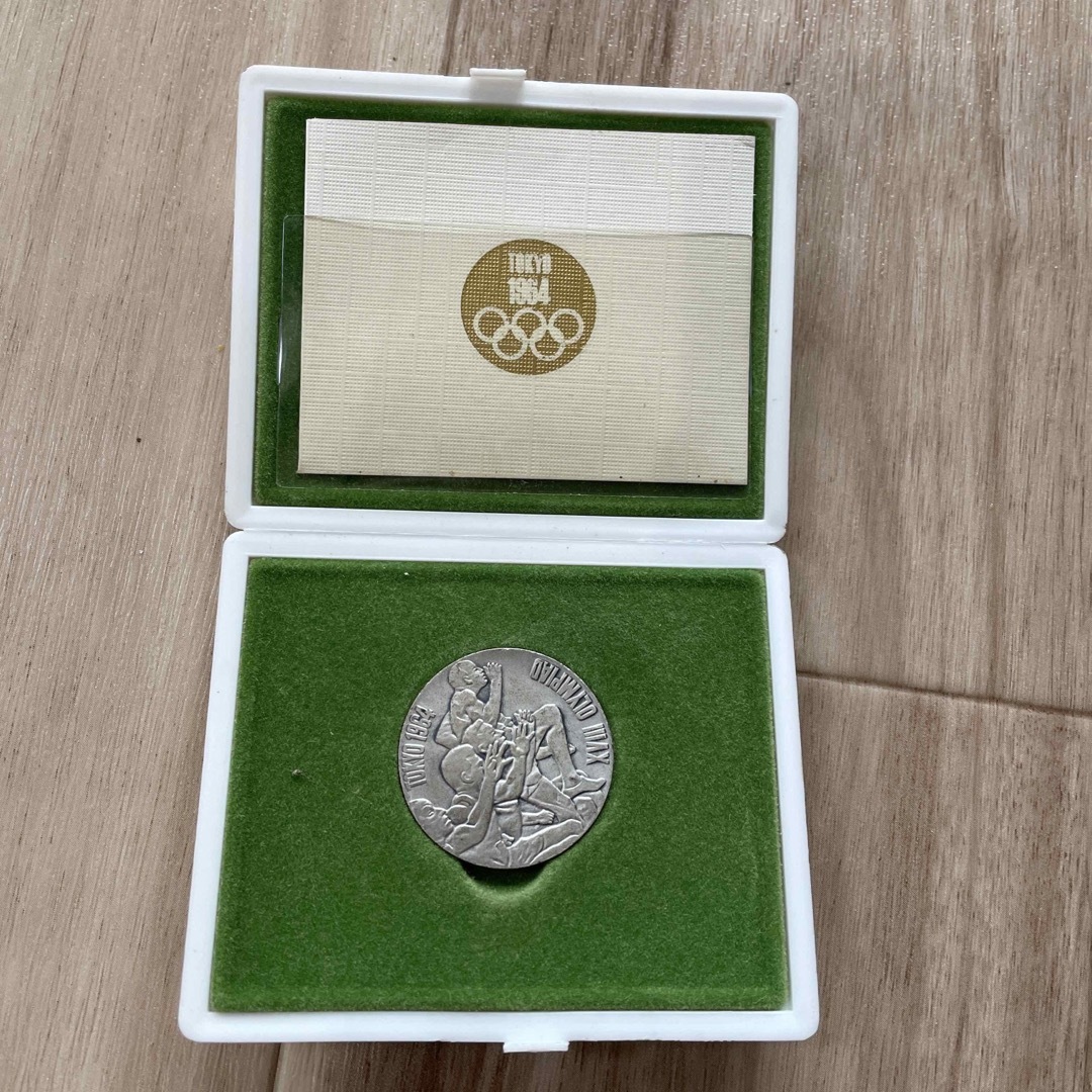1964年　東京オリンピック銀メダル エンタメ/ホビーの美術品/アンティーク(貨幣)の商品写真